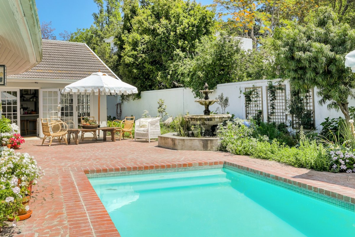 Quaint 4 bedroom home, in the heart of Constantia. gallery image 3
