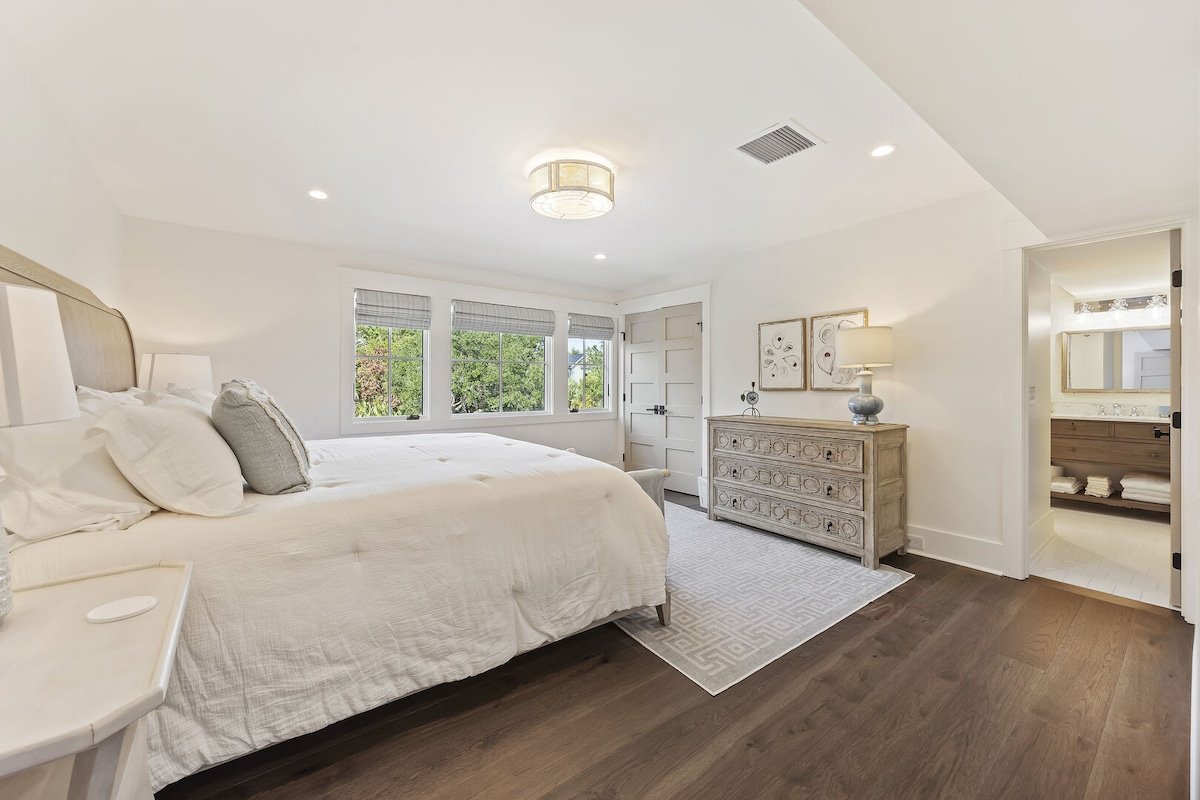 Incredible remodel! Gorgeous w/ panoramic balcony gallery image 2