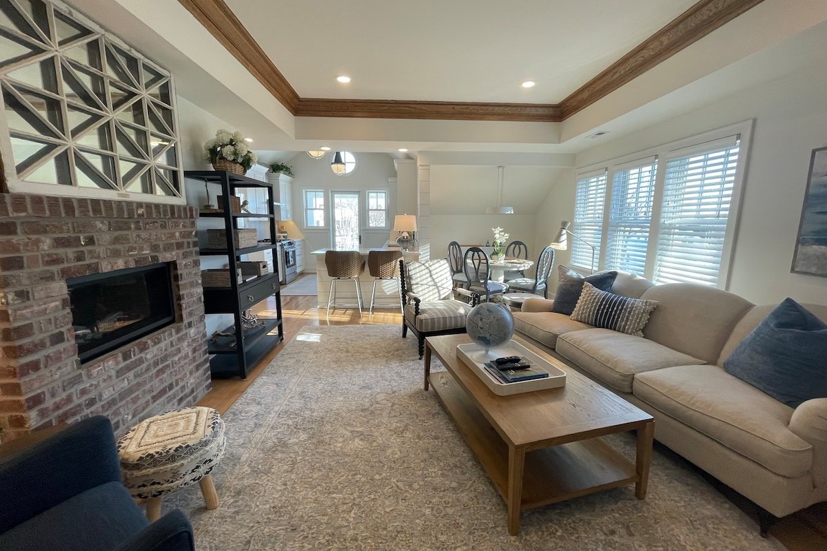 Top Floor Gem in Downtown Wayzata/Lake Minnetonka gallery image 5