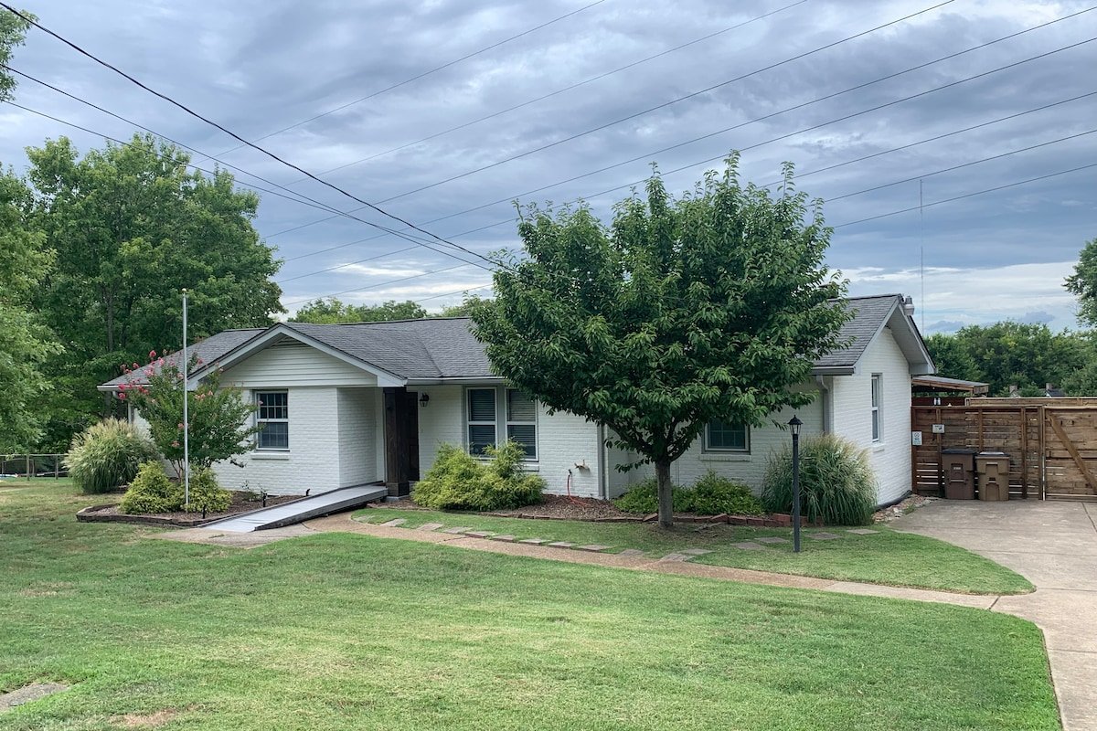 Cozy Courtyard, 4BD/2.5BA, 4 miles to DT- Hot Tub! gallery image 3