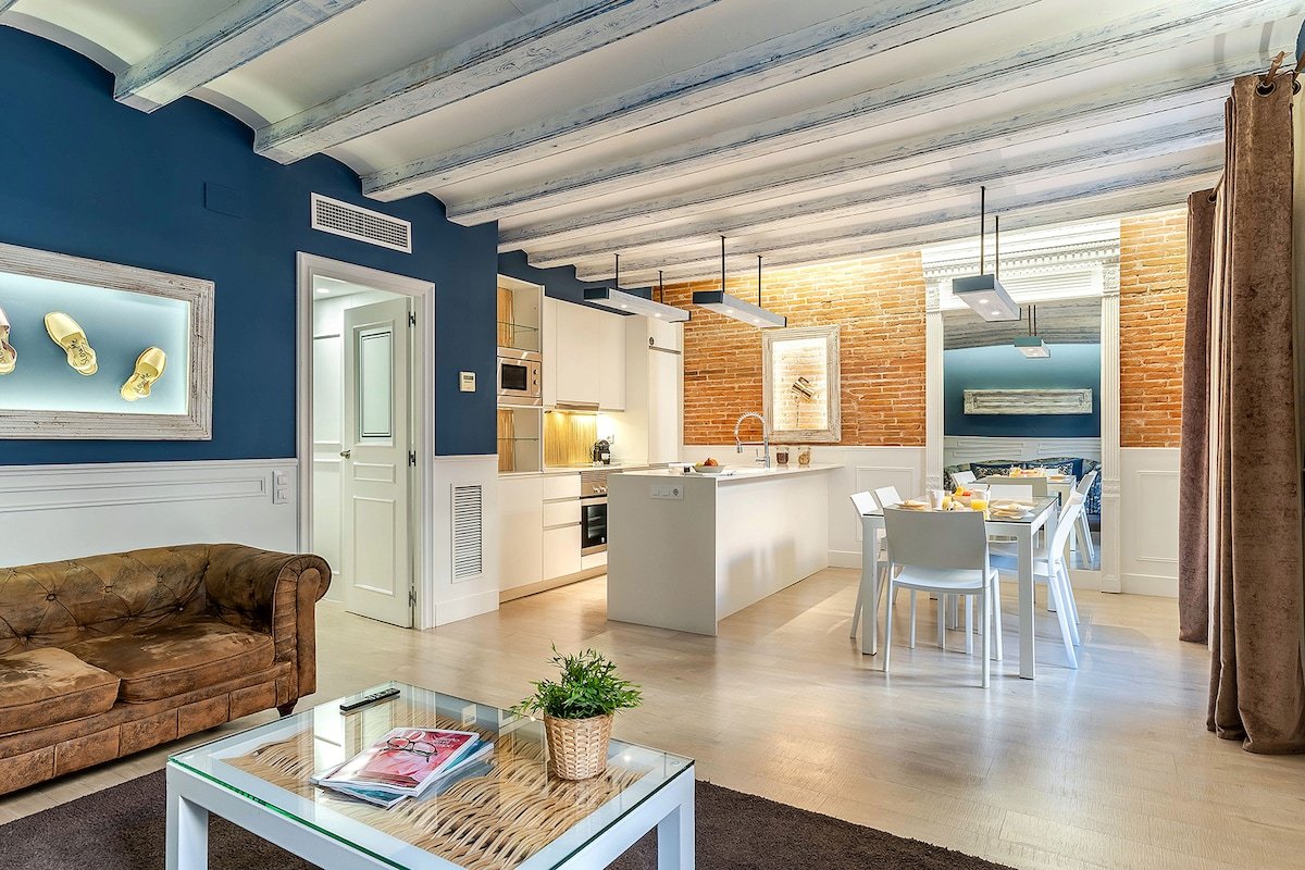 Apt Deluxe with breakfast by Colon EnjoyBCN Apts gallery image 2