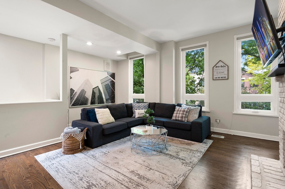 LUXURIOUS LINCOLN PARK Home w/ Rooftop (+parking) gallery image 2