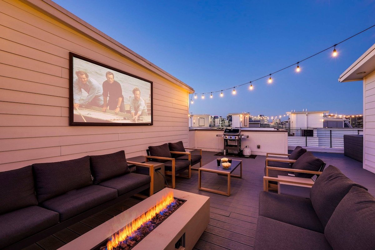 Gulch Walkable 3BR w/ Roof Deck & Skyline View gallery image 2