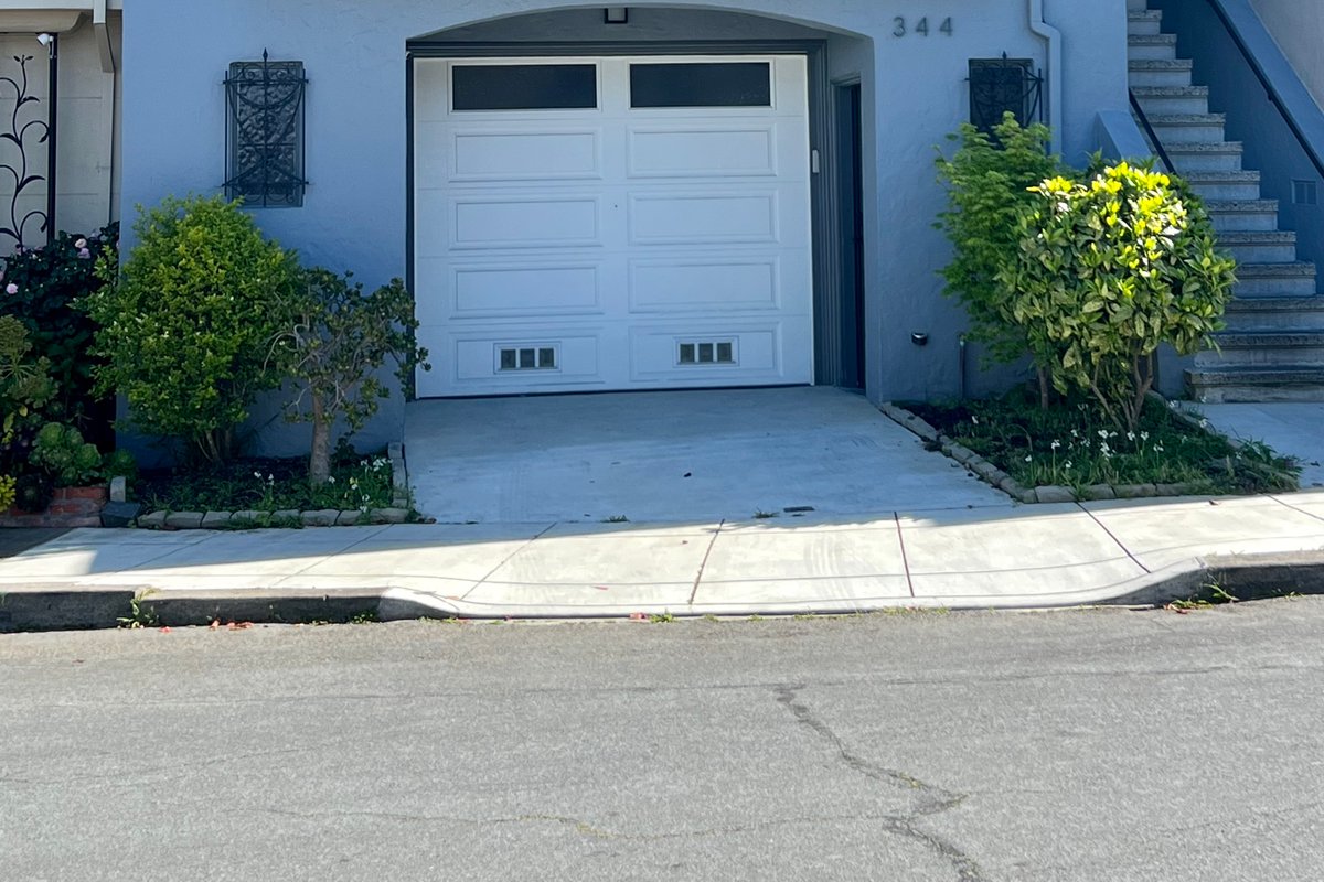 Modern 5 Bedroom/4 Bathroom-superb location!