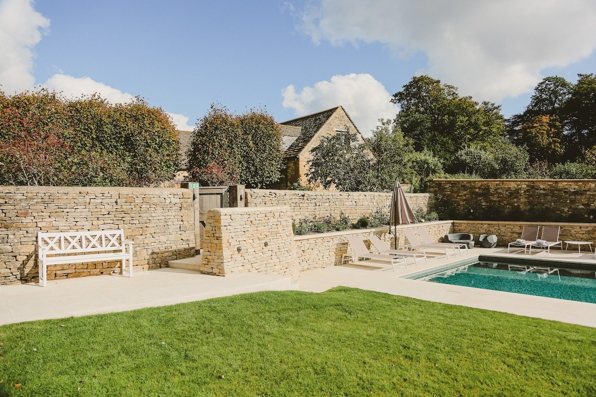 Temple Guiting Estate gallery image 4