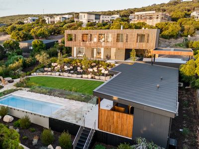 Lumiere-Stunning Coastal Retreat