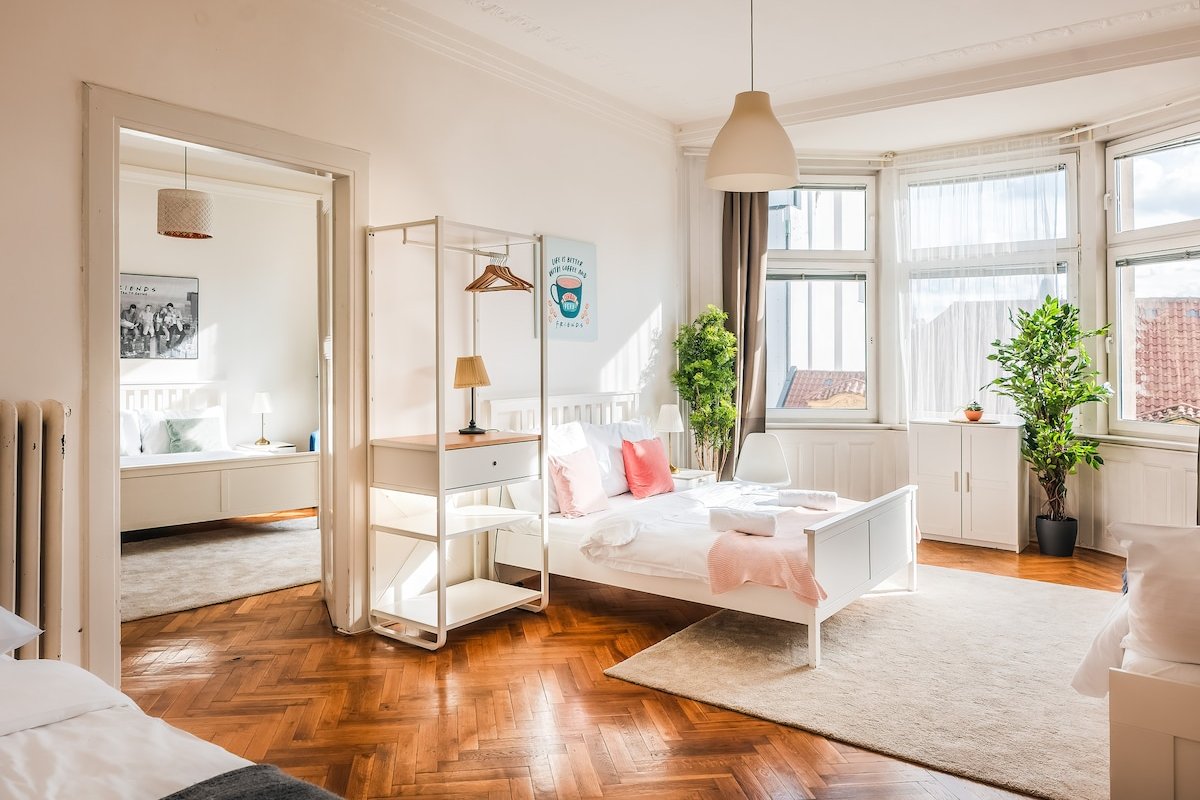 4Br+2.5Bath Cool F.R.I.E.N.D.s | Old Town gallery image 4