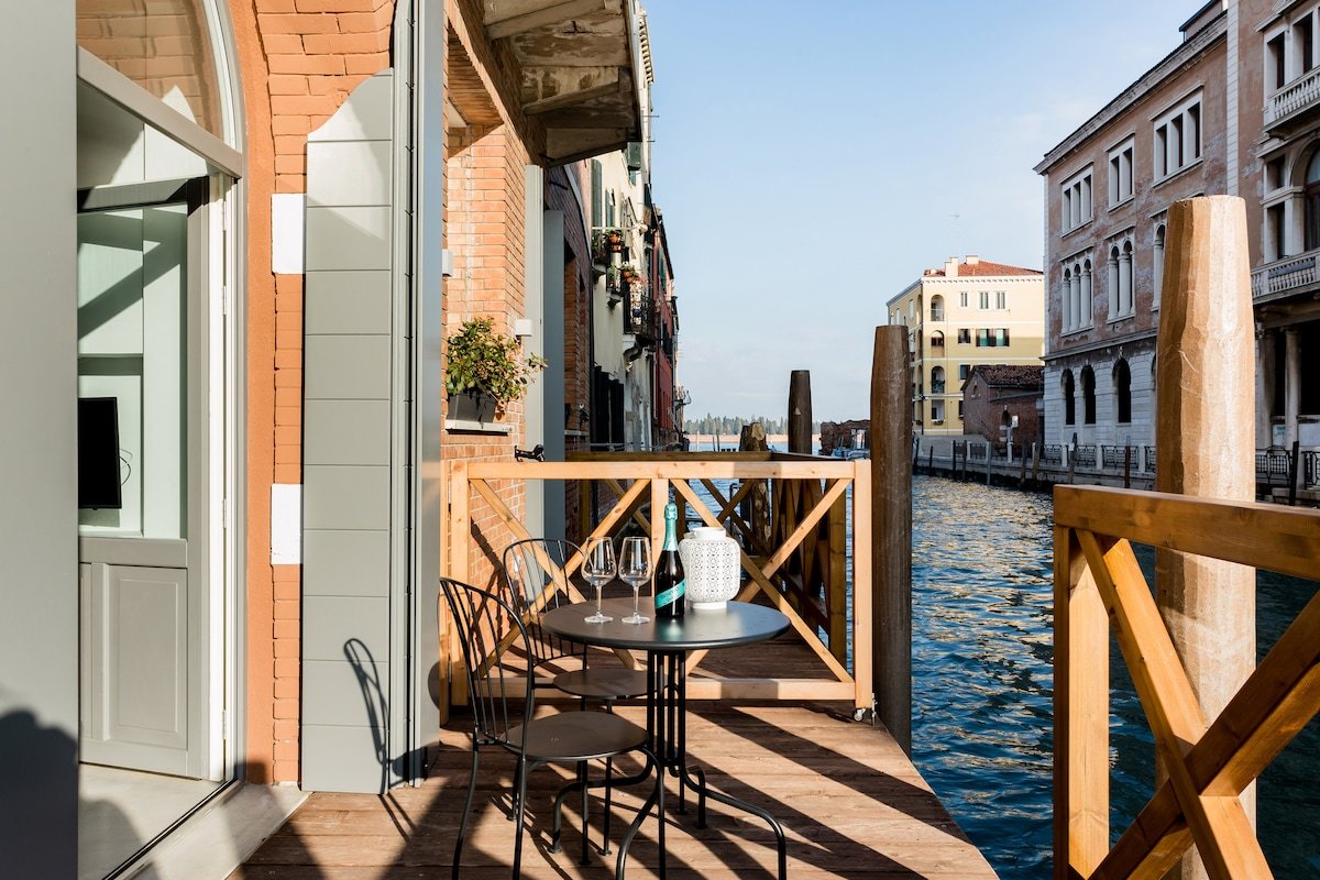 Stunning Luxury Loft, with Private Terrace on Canal gallery image 5