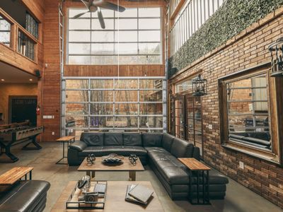 9BR Bamboo Loft * Near Downtown 21 bed 26 capacity