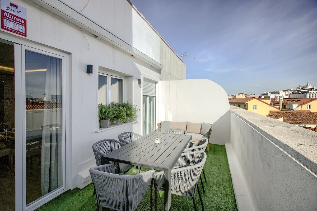 El Cielo: Lujoso Atico con Terraza y Vistas Únicas gallery image 3