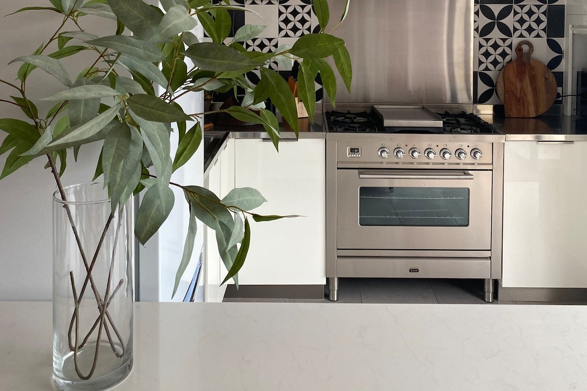 Foodie district, fireplace, deep bath. Parking. gallery image 5