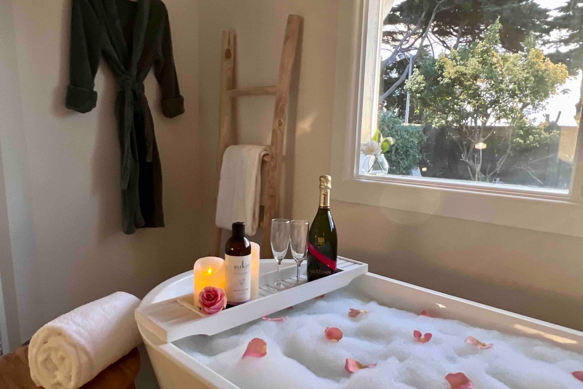 Beachfront Luxe 250m to Famous Beach Boxes