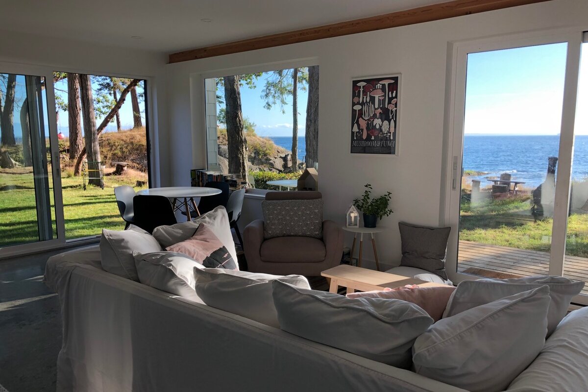 SALT Oceanfront Cottage! gallery image 3