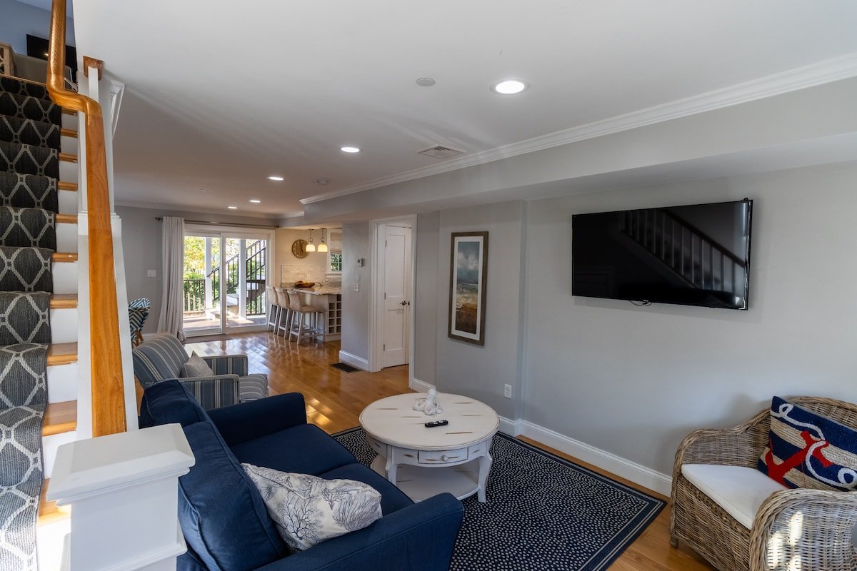 2 Levels, Gourmet Kitchen Minutes to Ocean Dr gallery image 2