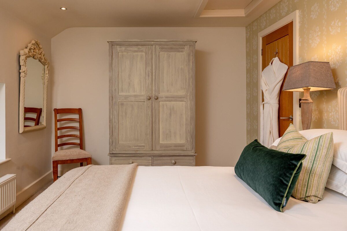 Henry | Holiday at Home gallery image 5