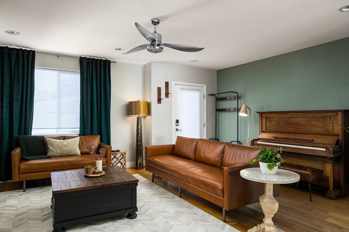 Spacious 6BR with Game and Movie Room! gallery image 4