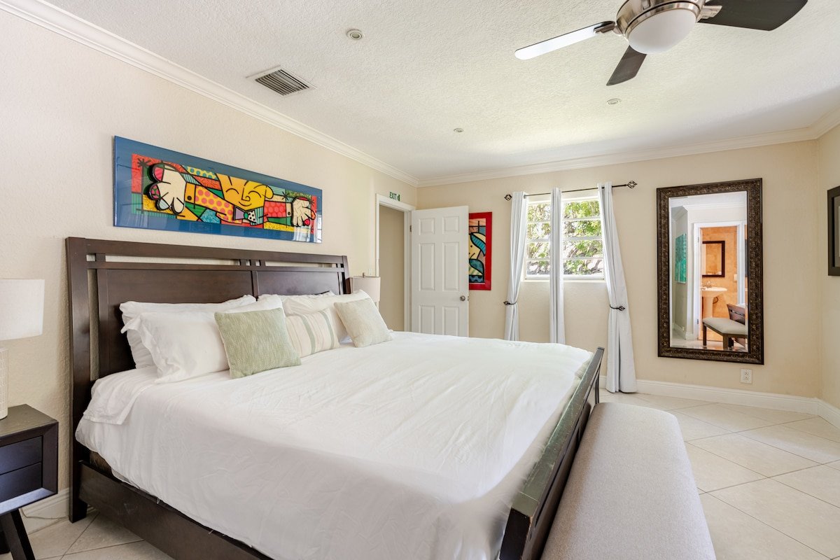 Luxury 5 Bedroom Art Villa, Heated Pool, Hot tub gallery image 4