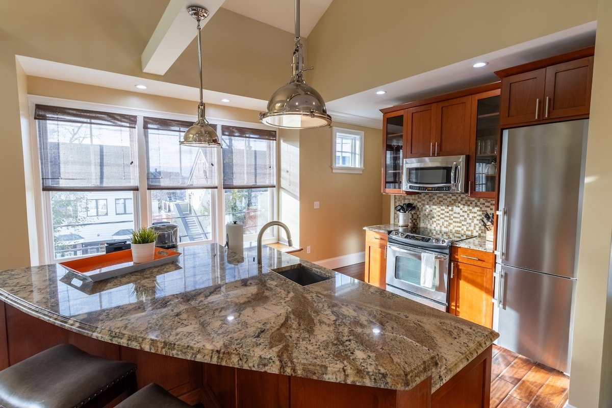 Top Floor Condo with Loft on Desired Thames Street gallery image 4