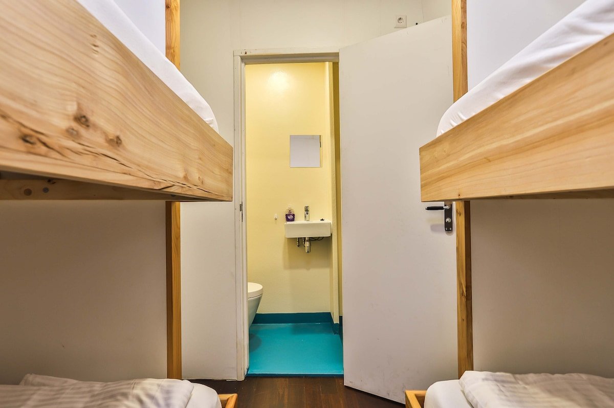 Hotel schip Bracksand Amsterdam in zomer én winter gallery image 5