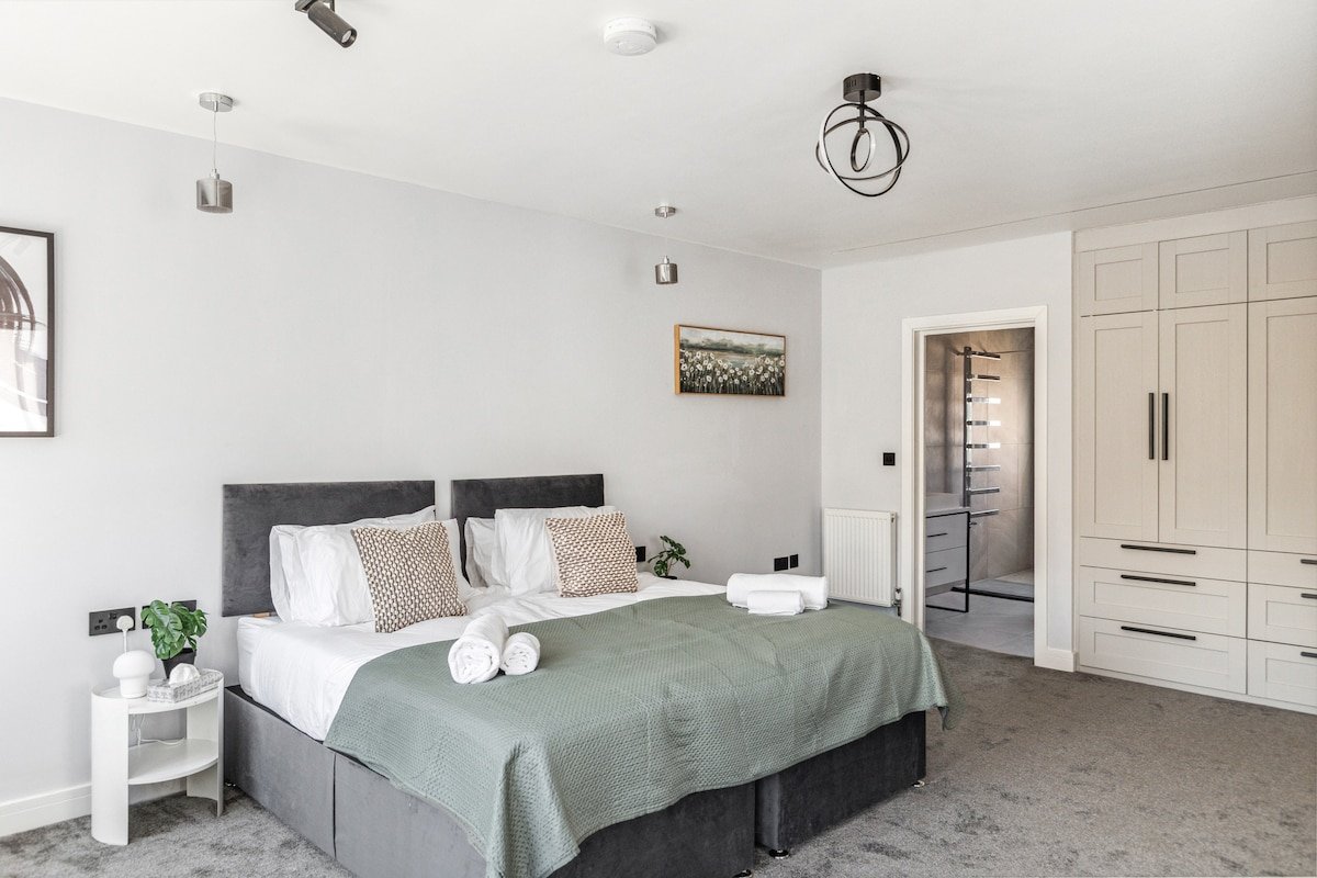 Spacious 6-Bedroom Luxury Home – Sleeps 12+ gallery image 4