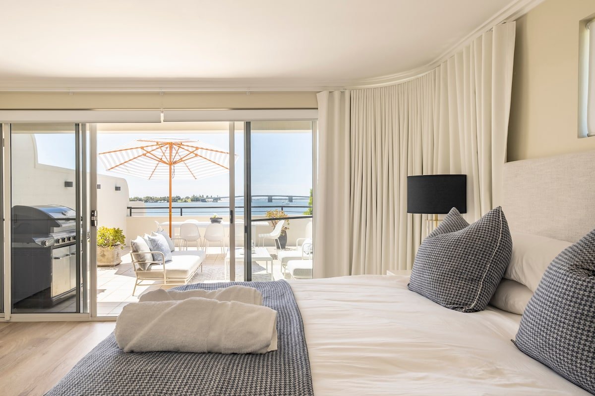 Stunning water views 2 bedroom apartment gallery image 4