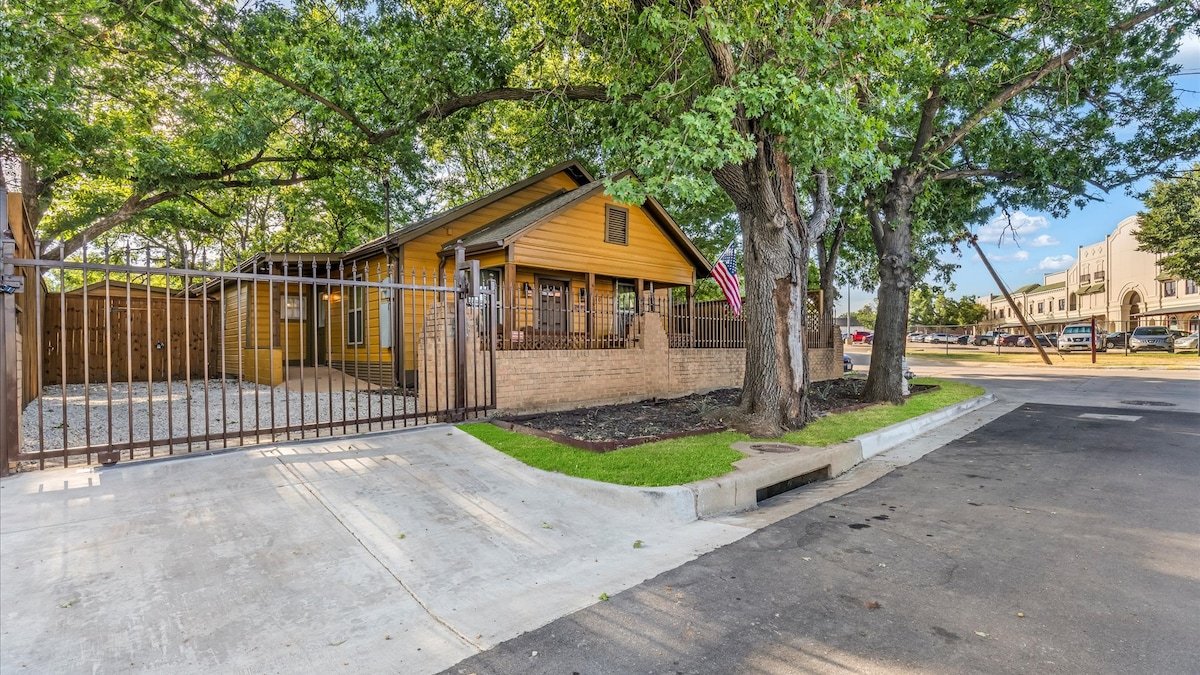 Stockyards 1/8 mile walk-TCU close-Cowboy Lodge gallery image 3