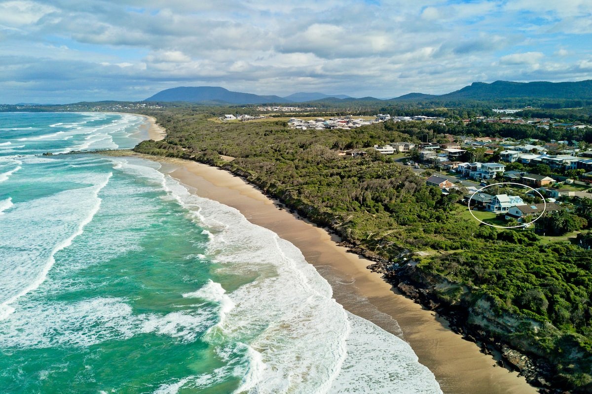 Middle Rock Beach House – absolute beach front gallery image 4