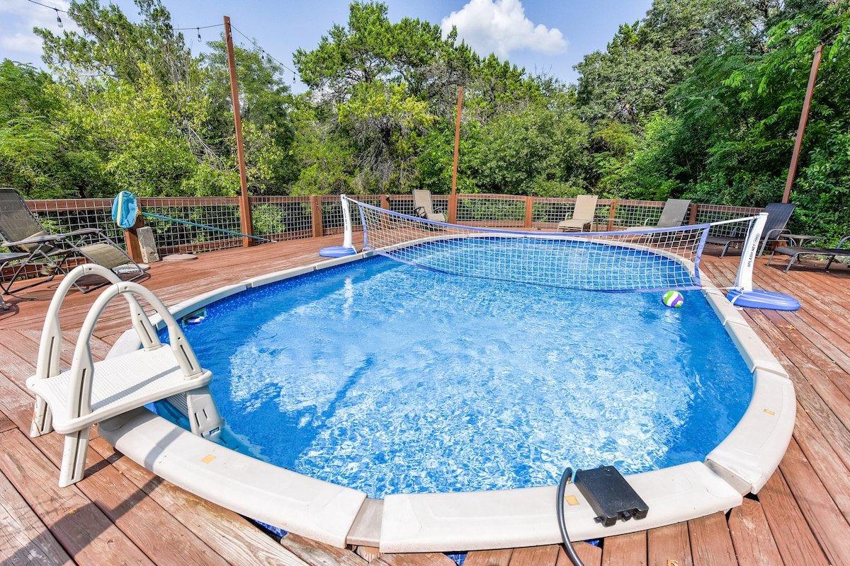 Fun 3 bedroom house with pool, hot tub & studio! gallery image 4