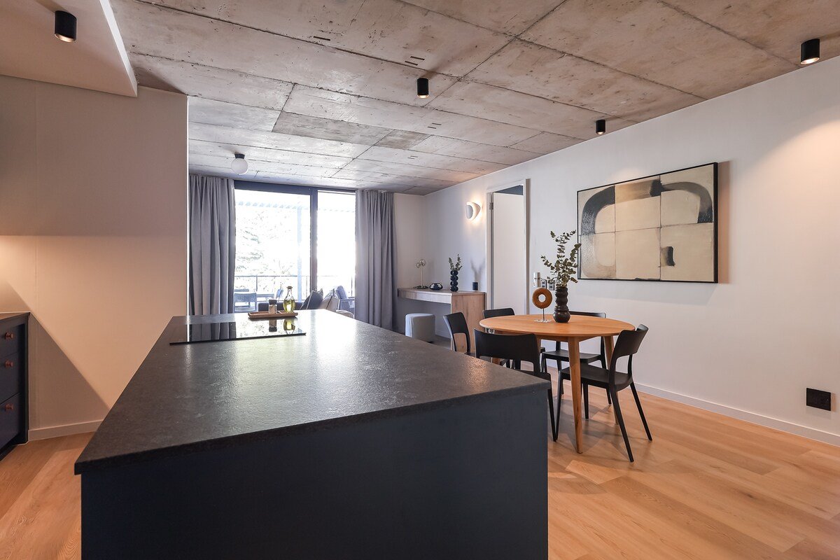 Oceanview Elegance – Rooftop Pool & Concierge gallery image 4