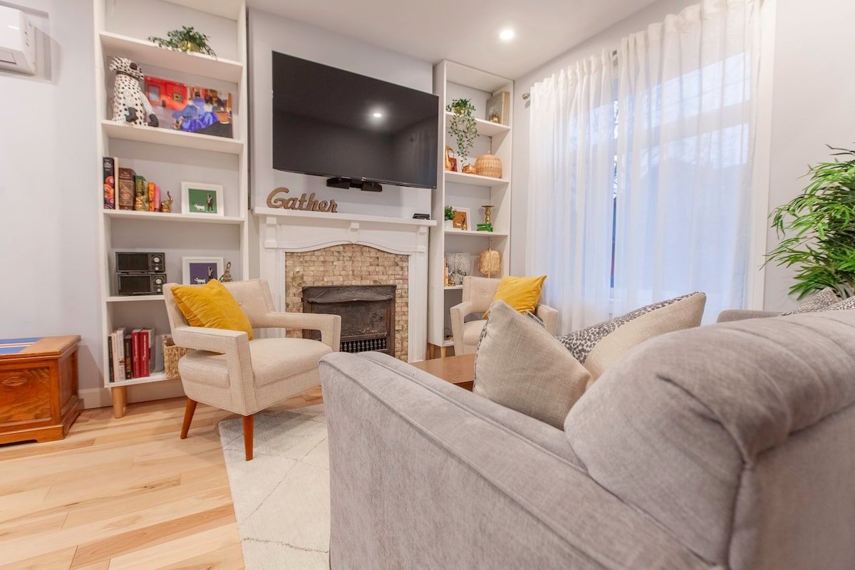 Toronto Oasis | Cafés, Local Vibes, Subway, Shops gallery image 2