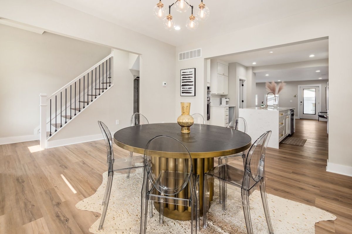 New Luxe Reno W/Hot Tub & Roof Top Terrace! gallery image 3