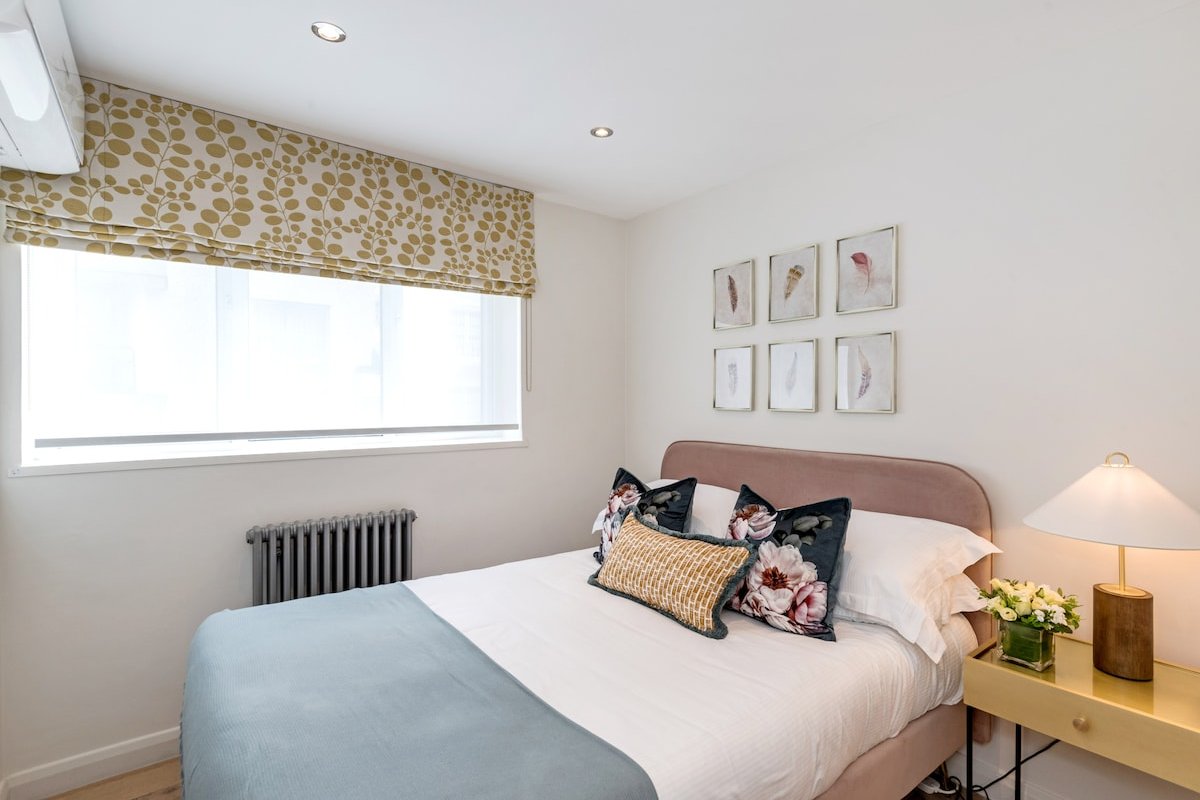 The Buckingham & Lloyds Apartment gallery image 5