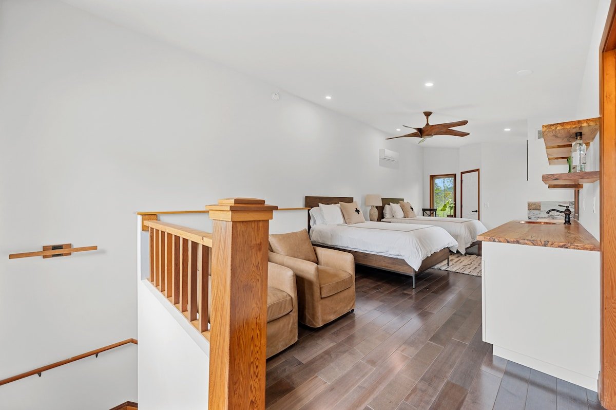 Luxury 4BR Chalet/Hot Tub, Sauna + Shuttle Access gallery image 5