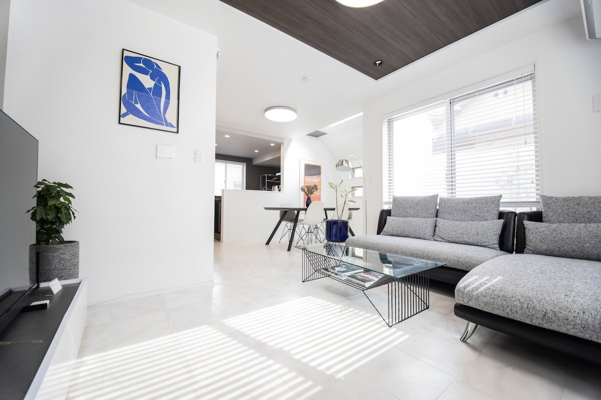 Modern 3-Bedroom House with Spacious Living Area gallery image 2