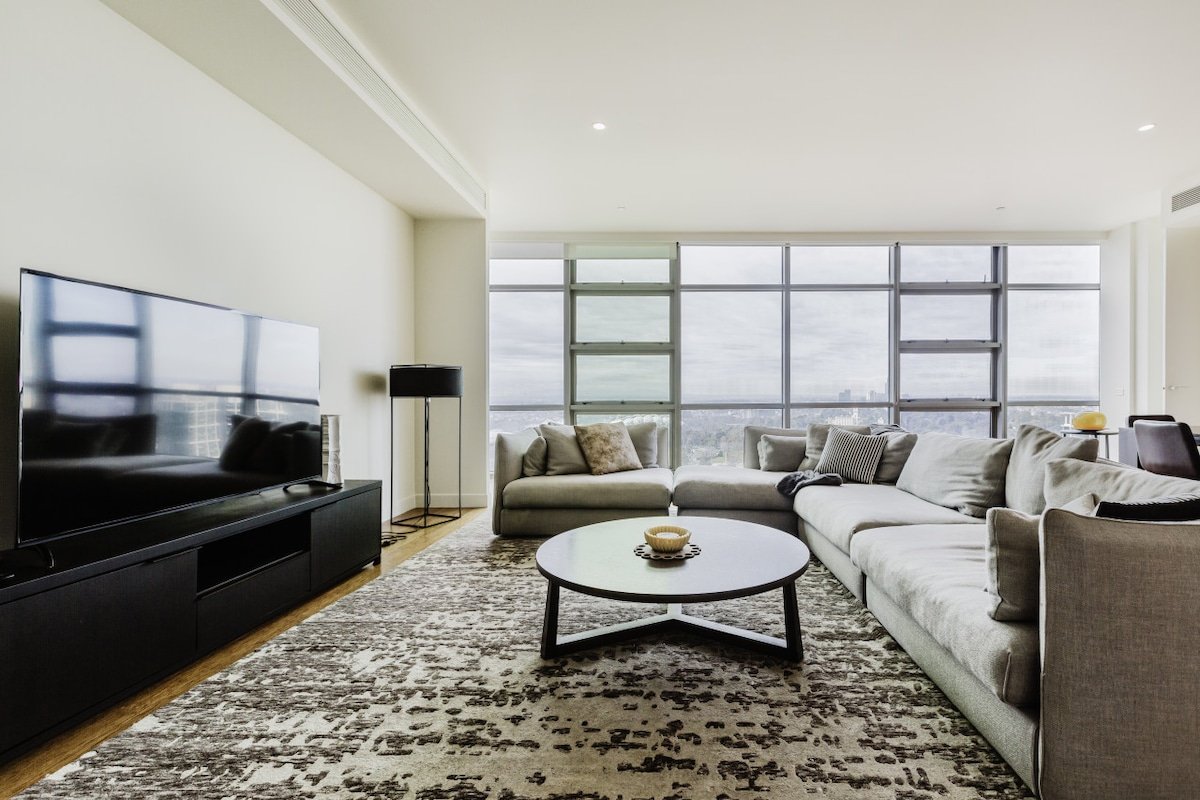 Luxurious Enormous 5brm Penthouse/parking for 2 gallery image 2