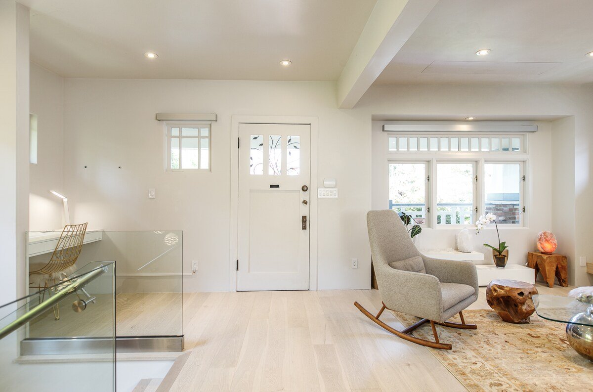 Executive Modern Getaway – Minutes to Downtown! gallery image 4