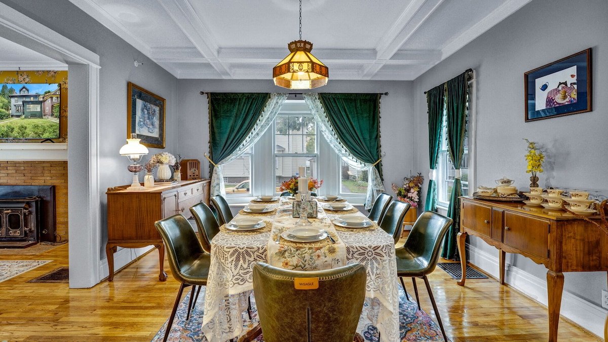Live in elegance in this beautiful 5 bedroom home gallery image 3
