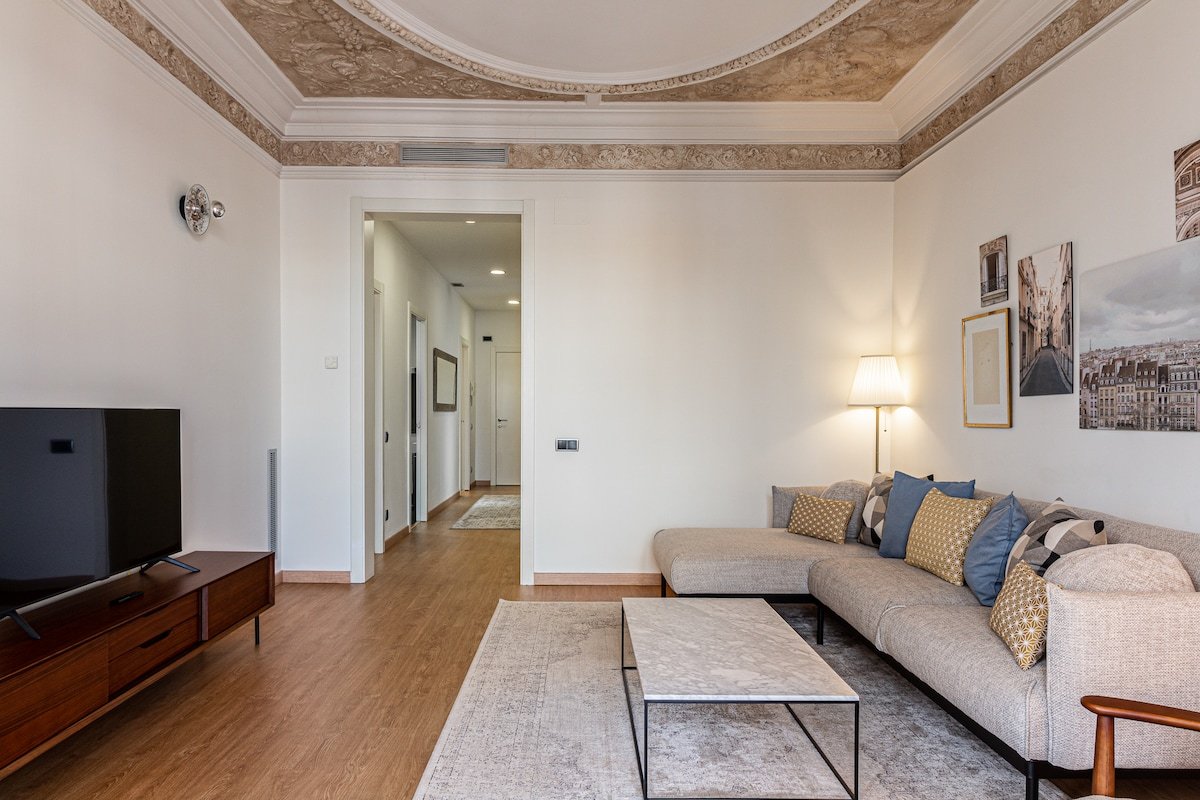 Spacious, Centrally Located 2-bed/2-bath Penthouse gallery image 4