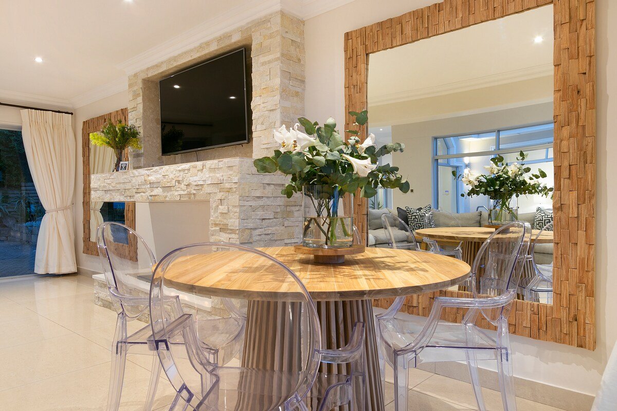 Luxury Serviced Mountain Villa in Constantia gallery image 5