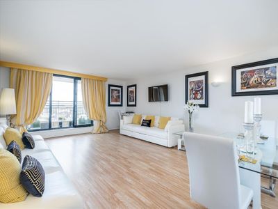 Classic 2 Bedroom in heart of Kensington.