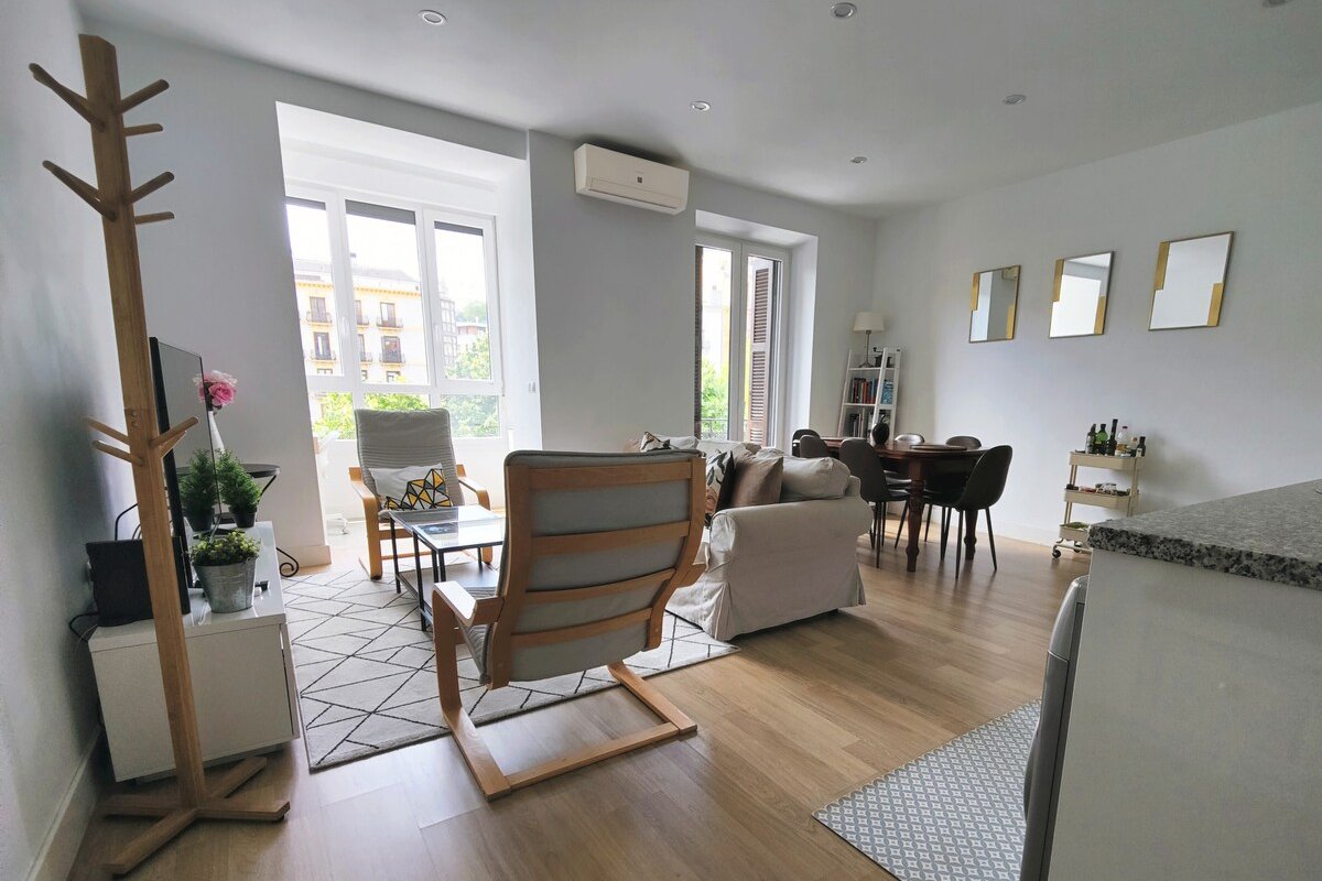 Easo Suits Family Friends gallery image 3