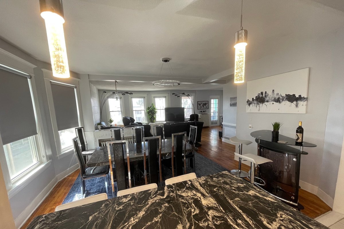 Entire Pleasant Mansion 9BR UT/DT By Lux Life gallery image 4