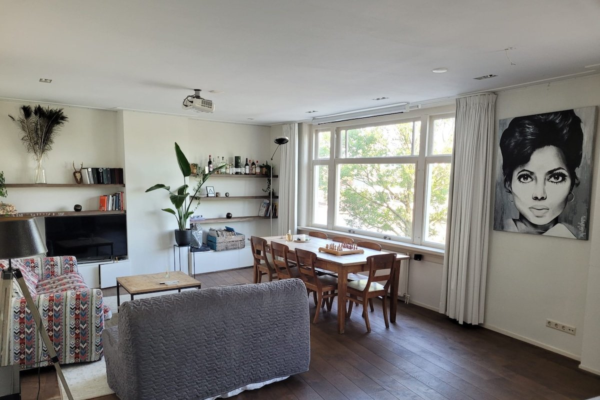 Waterfront apartment with stunning sunset view gallery image 4