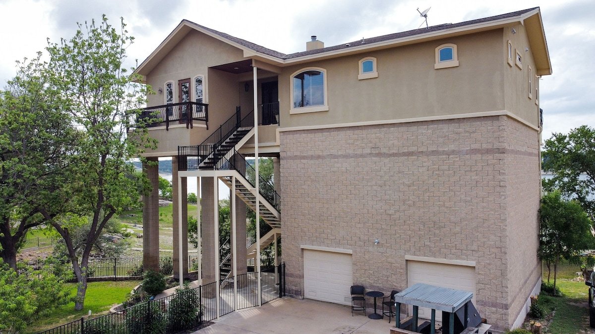 Lake Travis Waterfront Home w/Private Boat Dock gallery image 3