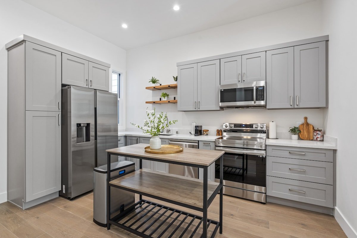 Newly Renovated 3 BR/2BA Victorian House gallery image 3