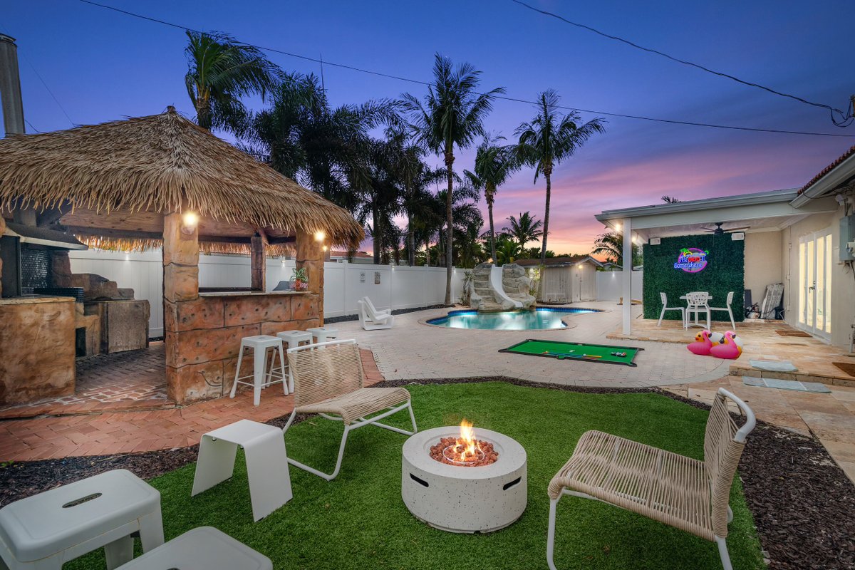 Luxe Villa: Salt Pool | BBQ | Hot Tub | Amenities!