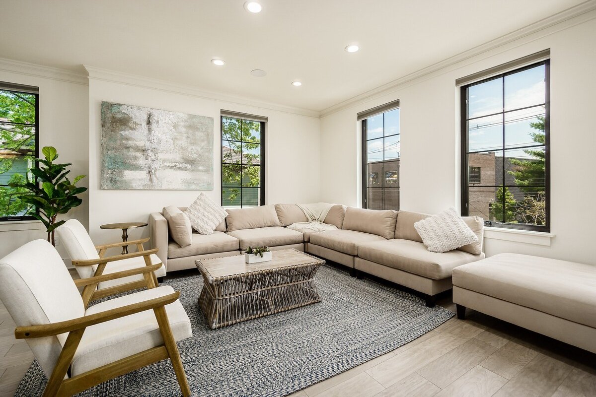 HUGE NEW LUXE HOME W/ TERRACE! BEST AIRBNB IN CBUS gallery image 4