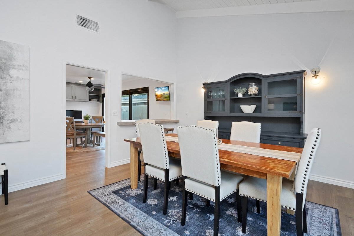 Designer Home w/Pool Hot-tub – Entertainers’ Dream gallery image 2