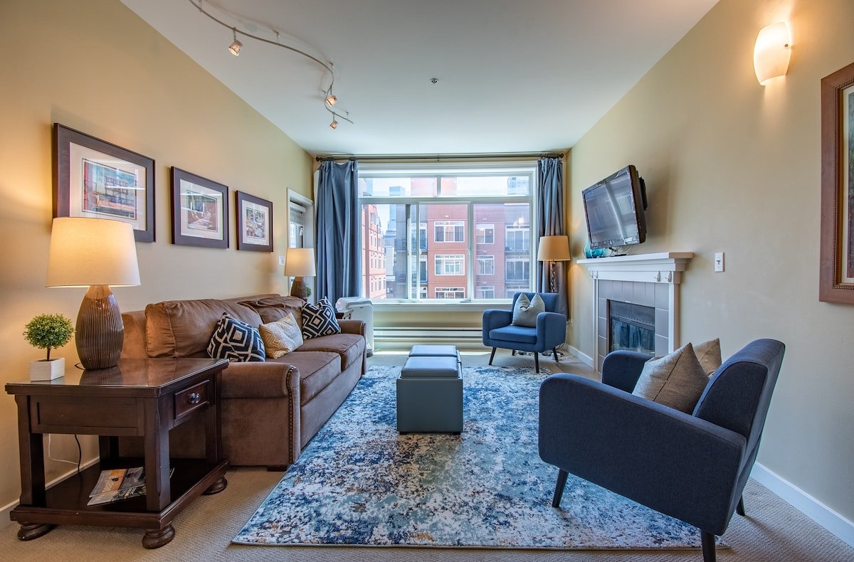 Brilliant 2 Bedroom 2 Bath Home in Seattle!⁶ gallery image 2