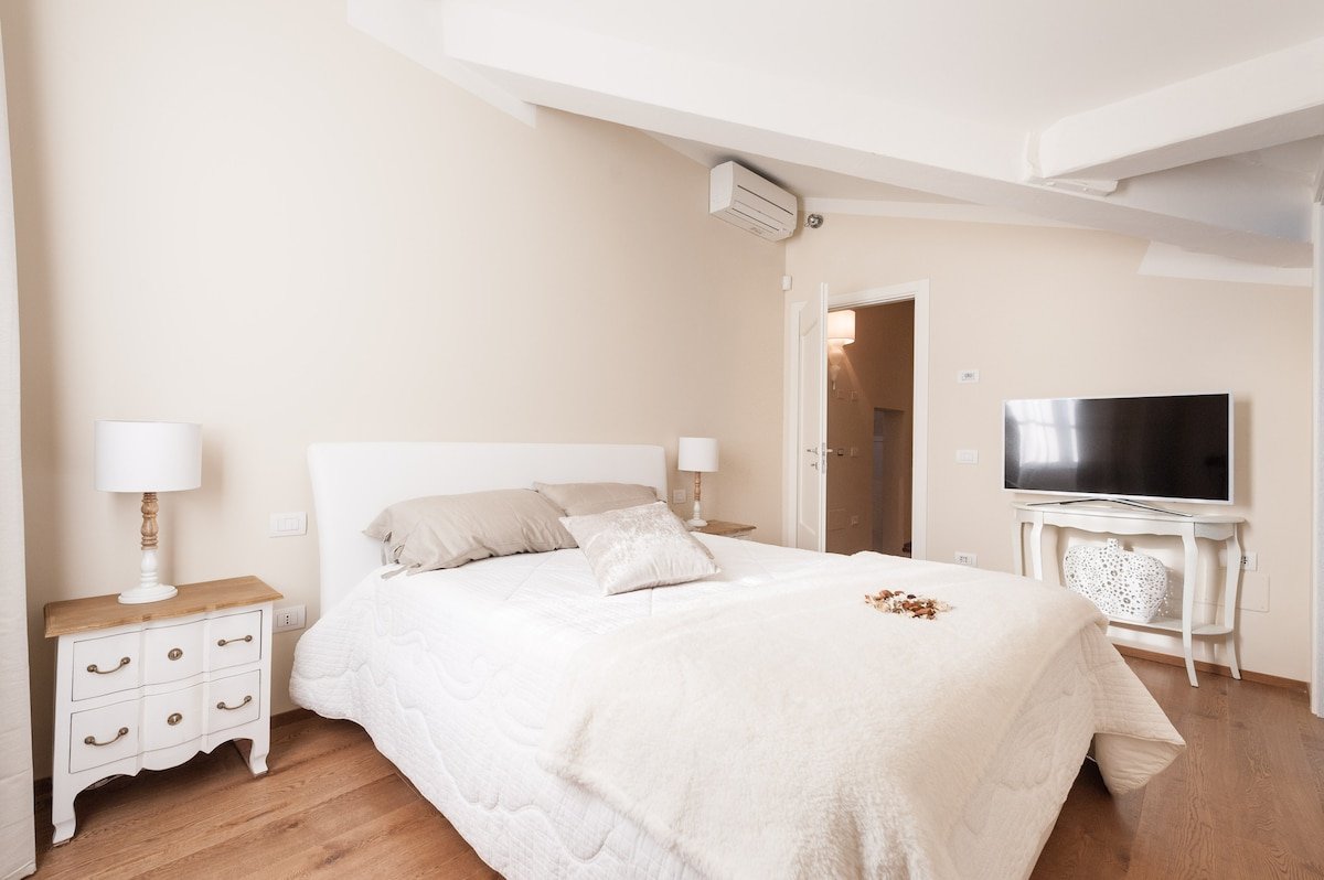 Santa Croce Penthouse w/ Rooftop Patio & Lift gallery image 4